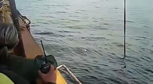 Reflotan barcaza hundida en el Lago de Maracaibo