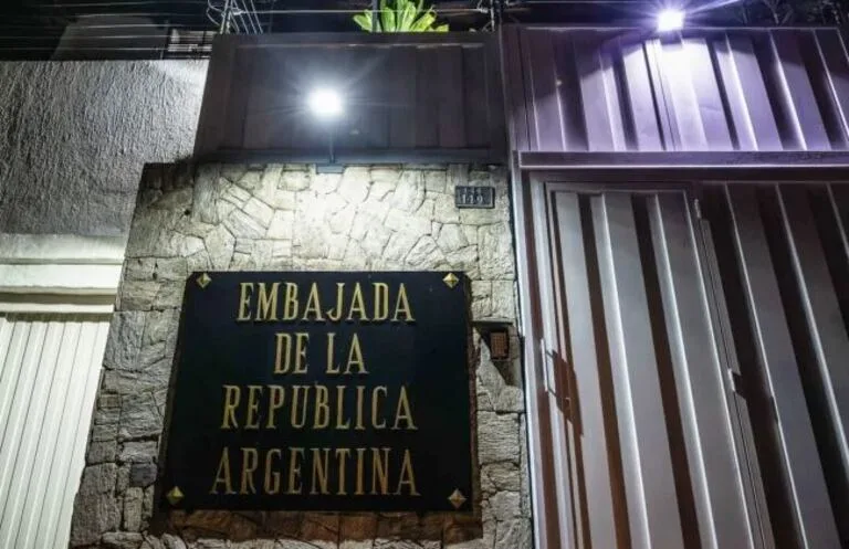 Refugiados en Embajada de Argentina denuncian asedio