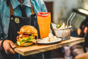 Reino Unido prohibirá los anuncios de comida basura en televisión en horario diurno - AlbertoNews