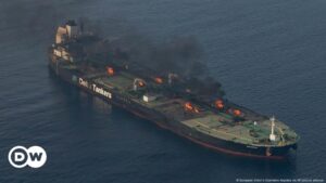 Remolcan barco petrolero atacado por hutíes en el mar Rojo – DW – 15/09/2024