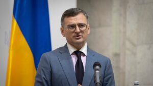 renuncia Ministro de Asuntos Exteriores mientras ataques rusos matan a 7 personas en Lviv
