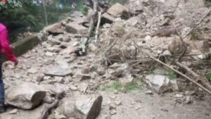 Reportaron derrumbe en la carretera a Choroní en Aragua