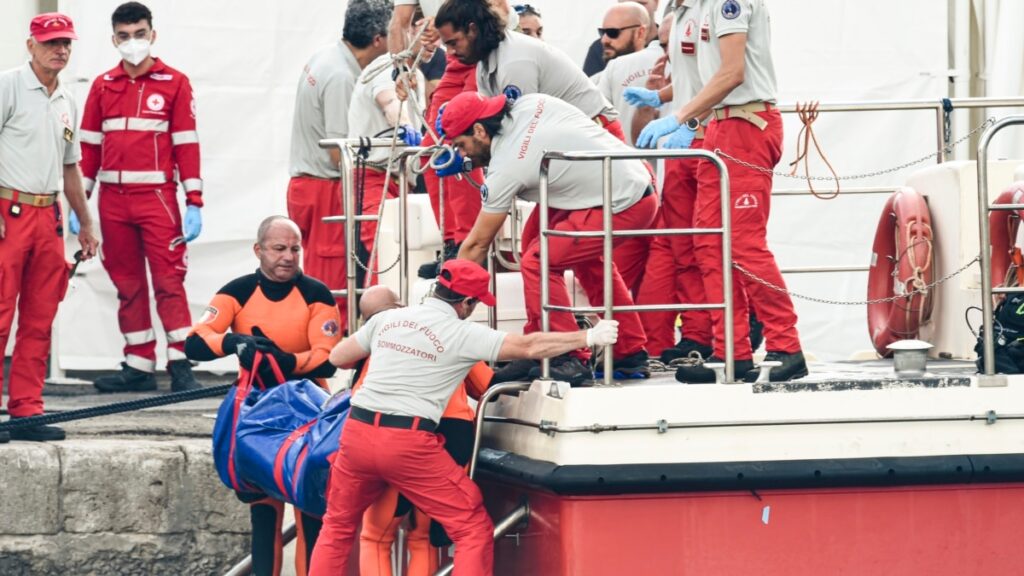 Rescatan a siete migrantes tras un naufragio frente a las costas de Italia, 21 siguen desaparecidos