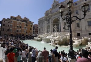 Roma estudia cobrar a los turistas por visitar la Fontana di Trevi