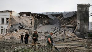 Rusia lanza una andanada de drones y misiles contra Kiev, dice el Ejército ucraniano