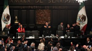 Senado de México aprueba controversial reforma judicial tras interrupción de manifestantes