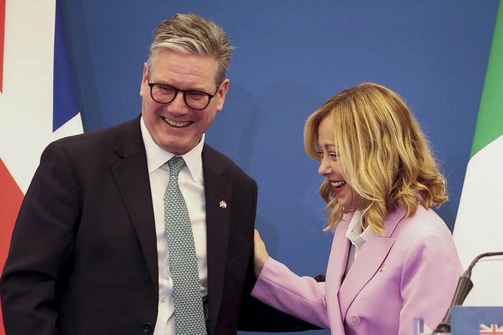Starmer se reúne en Roma con Meloni: "Italia ha logrado una drástica reducción de la inmigración ilegal y quiero entender cómo ha ocurrido"