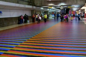 Suspensiones de vuelos reducen conexiones aéreas de Venezuela con el mundo