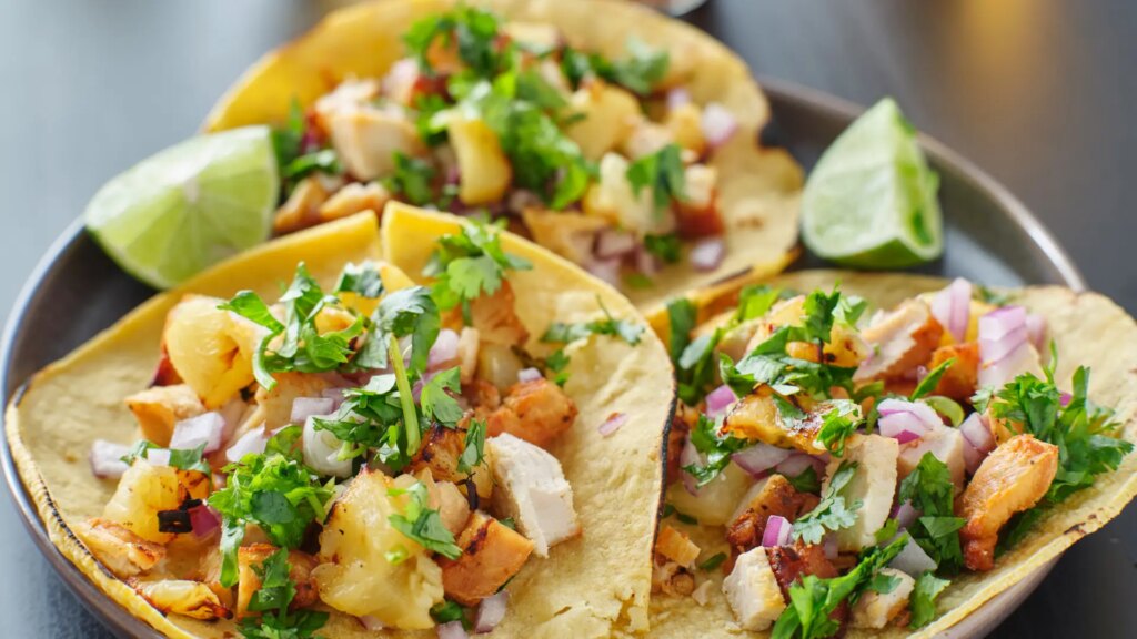 Tacos de pollo y piña asada, una receta diferente, sabrosa y barata