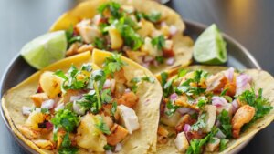 Tacos de pollo y piña asada, una receta diferente, sabrosa y barata