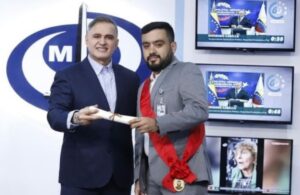 Tarek William Saab condecoró a fiscal por su labor en caso de Edmundo González Urrutia