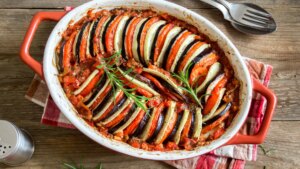Timbal de espinacas, lentejas y berenjena, una receta barata y diferente