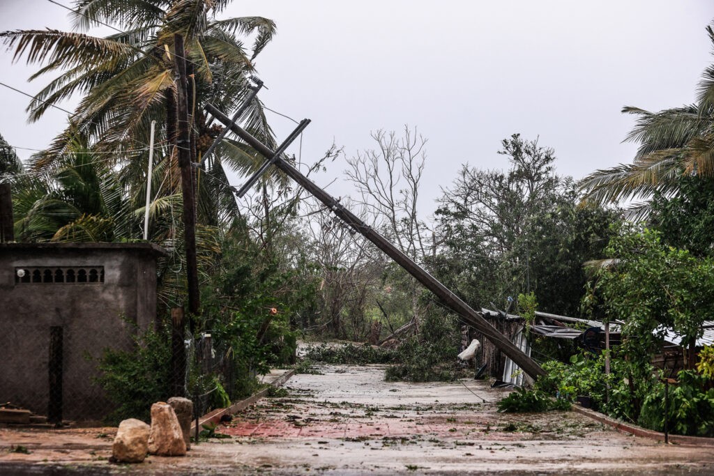 Tormenta John sorprende a habitantes y negocios en Acapulco con inesperado segundo golpe - AlbertoNews