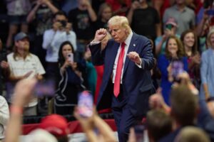 Trump arremete contra Kamala Harris al ritmo de 'Juliana, qué mala eres'