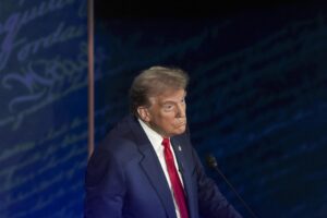 Trump dice que los judíos que voten por Harris deberían "examinarse de la cabeza" - AlbertoNews