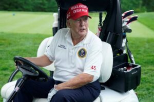 Trump se encuentra "a salvo" tras registrarse tiroteo cerca de su club de golf en Florida
