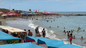 Último chapuzón en playas del oeste antes del inicio de clases