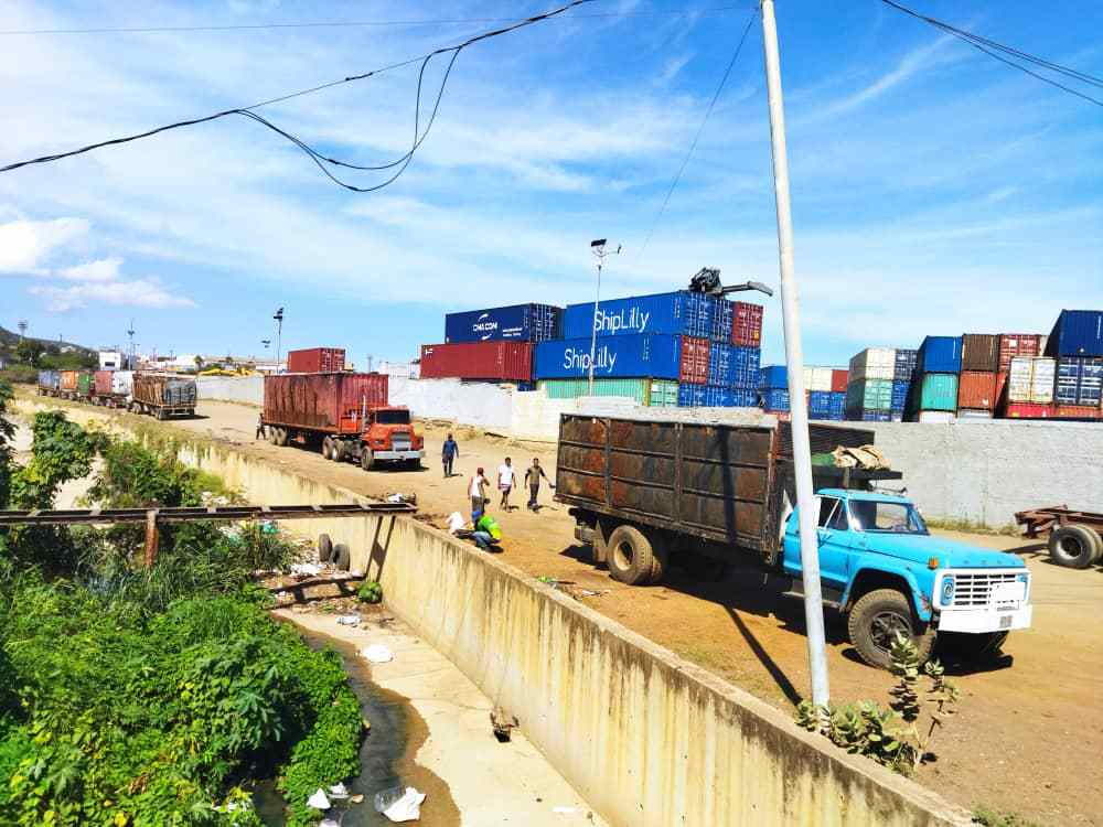 Un buque mensual con chatarras sale de La Guaira