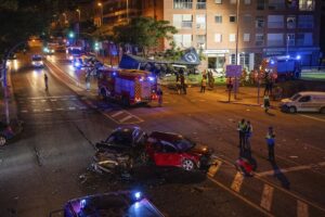 Un muerto y nueve heridos en el choque de un camión contra siete vehículos y un edificio en Lleida