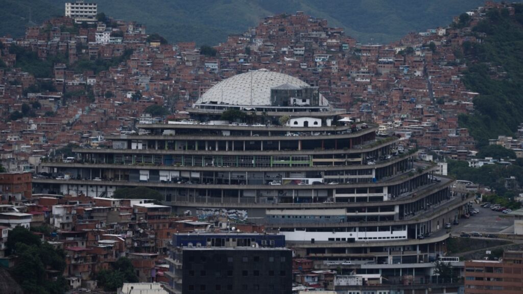 Un tiktoker argentino polemiza mostrando la cárcel política “rebonita” de Venezuela