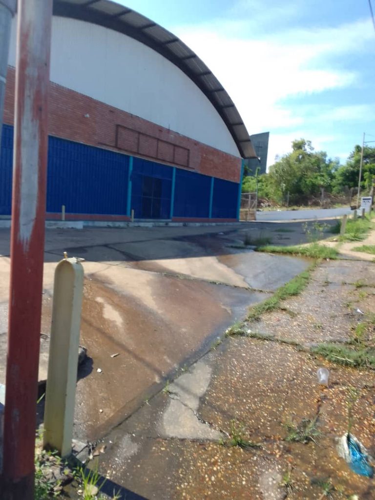 Vecinos urgen reparar bote de aguas blancas frente a la UPT avenida Germania | Diario El Luchador