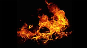Vendedor ilegal de gasolina prende en fuego a otro en El Marite