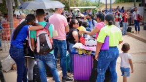Venezolanos siguen atravesando la frontera hacia Brasil en busca de mejores oportunidades