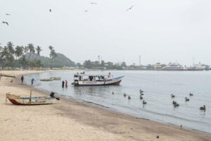 Venezuela hace una "limpieza submarina" en 450 playas