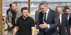 Zelenski admite que recuperar la central de Zaporiyia por vía militar no es posible y aboga por la diplomacia