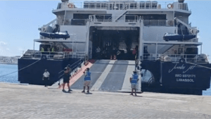 accidente en un ferry dejó a los pasajeros colgando tras desprenderse una rampa