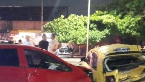 aparatoso accidente deja cinco heridos tras persecución de carro robado