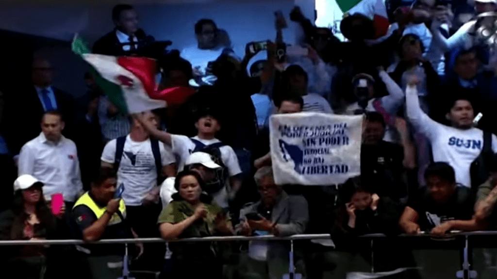 cientos de manifestantes entraron a la fuerza en el Senado