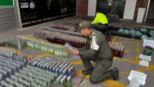 decomisan 104 cajas de licor adulterado que estaban listas para ser vendidas en el mercado