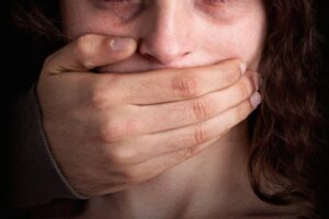 el esposo de la víctima la drogaba y lo permitía (+Detalles)