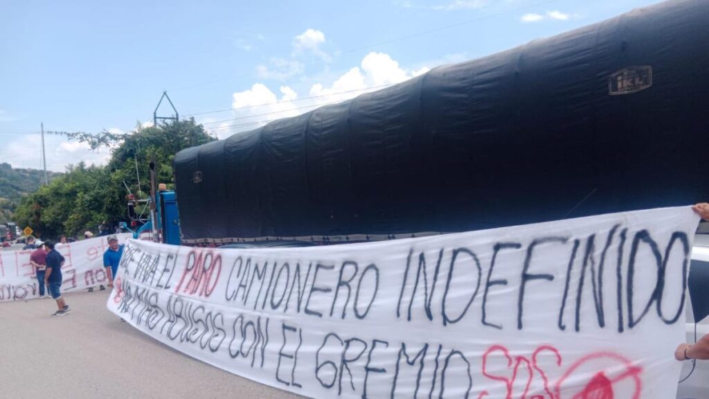 hay cinco bloqueos en vías nacionales por parte de transportadores tras el alza del ACPM