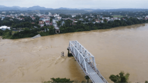 impresionante derrumbe de un puente en Vietnam dejó 13 personas desaparecidas por la caída de autos al río