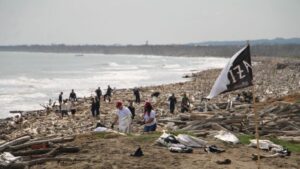 jornada de limpieza de playas en Punta Roca