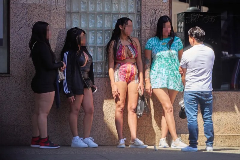 mujeres deben pagar una “deuda” a los delincuentes (+Fotos)