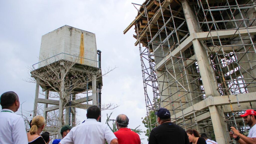obras del tanque para agua potable en Campeche