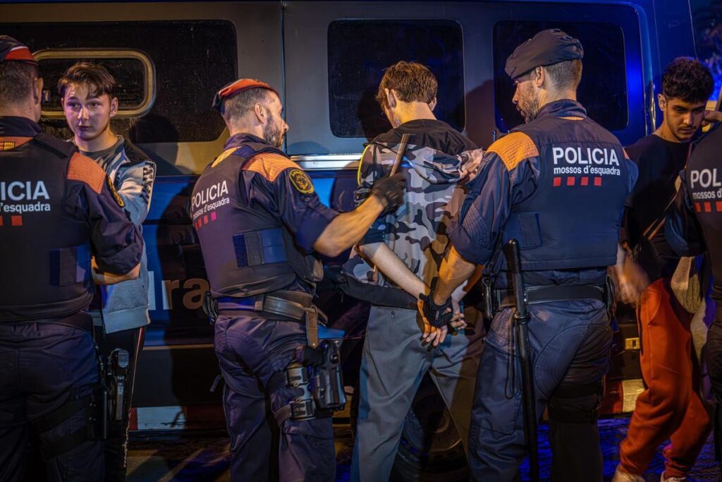 La primera noche de la Mercè: pocos incidentes y despliegue policial