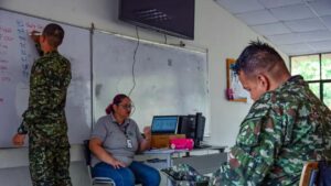 soldados reciben clases de inglés para comunicarse con los visitantes que llegarán a Cali por la cumbre mundial