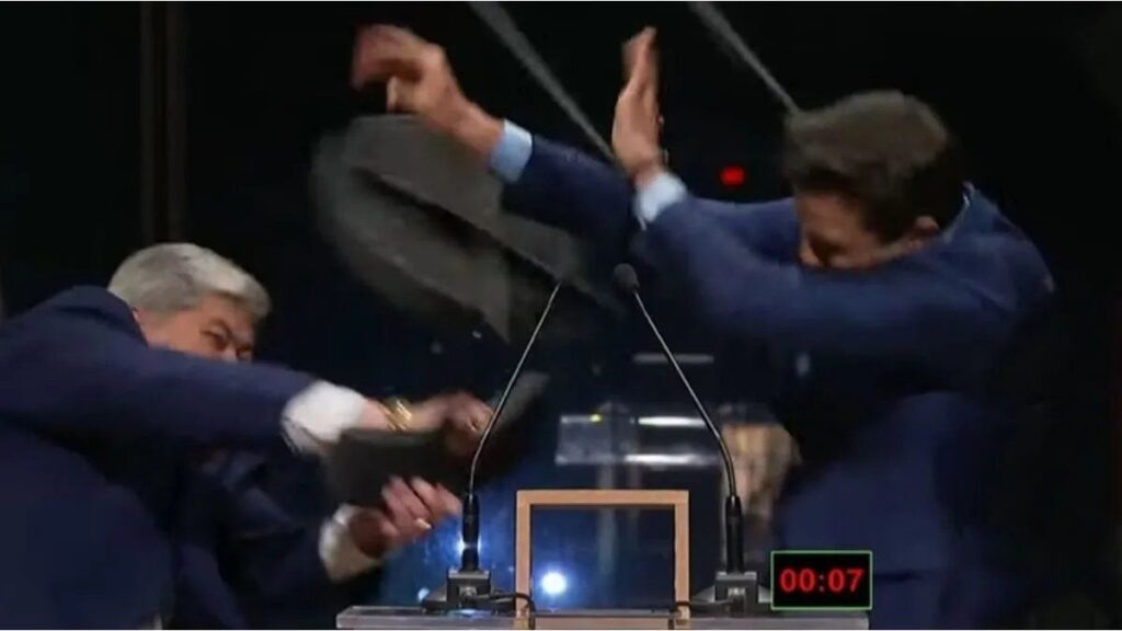 un candidato le dio un sillazo en la cabeza a su rival en un debate en Brasil