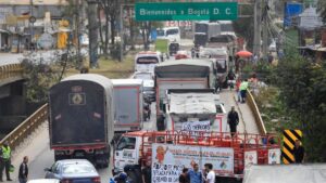 vía al Llano amanece cerrada; mientras que conductores protestan en otras regiones