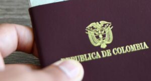 ¿Cómo consultar si puede obtener el pasaporte colombiano de manera gratuita?