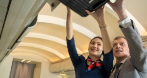 ¿Por qué las azafatas no ayudan con el equipaje en un vuelo? Una de ellas explica