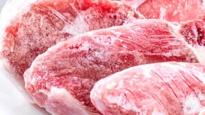 ¿Qué pasa si cocino carne sin descongelar directamente en la sartén?