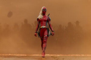 ¿Quién se esconde bajo la máscara de Lady Deadpool en la película de Deadpool y Lobezno? No es exactamente quién creíamos