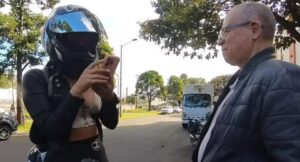 ‘influencer’ en moto grabó cómo hombre de edad la acosó y video es viral