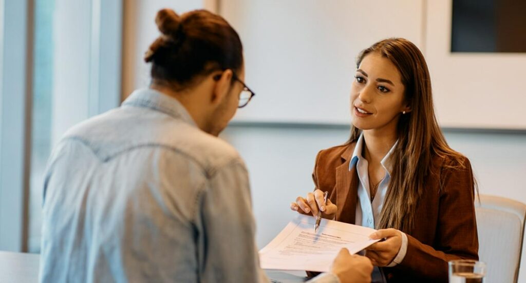 ¿Qué datos eliminar de una hoja de vida para conseguir empleo rápido?