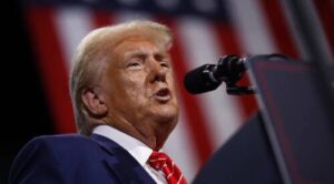 Trump arremete contra Beyoncé, la prensa y el voto anticipado en un mitin en Míchigan